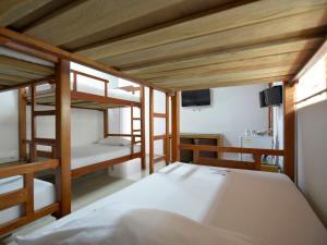 Łóżko lub łóżka piętrowe w pokoju w obiekcie Hotel Monarca