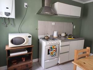 a kitchen with a microwave and a stove at il Mandarino in Bahía Blanca