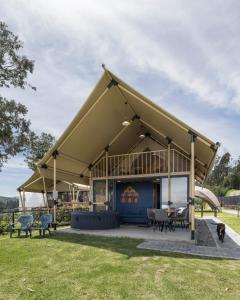 a tent with a table and chairs in a field at NaturHotel in Cuenca