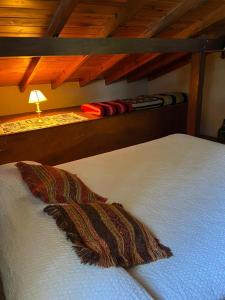 a bed with a blanket on top of it at Isla Casinha Delta Tigre in Tigre