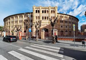 a building with a car parked in front of it at Alojamiento Simon 1 Murcia in Murcia