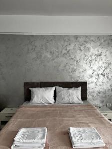 a bedroom with a bed with two towels on it at Mamaia Sea Vibe in Mamaia Sat/Năvodari