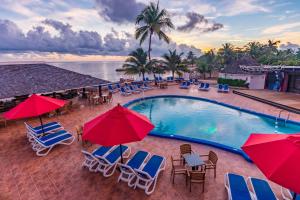 Peldbaseins naktsmītnē Royal Decameron Club Caribbean Resort - All Inclusive vai tās tuvumā