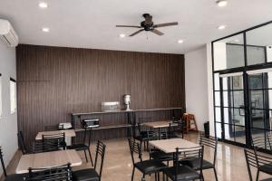 a restaurant with tables and chairs and a ceiling fan at Capital Hotel Saltillo in Saltillo