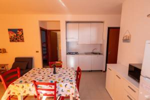 a kitchen and dining room with a table and chairs at Casa Onde & Tramonti in Marina di Grosseto
