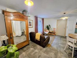 a living room with a mirror and a couch at Appartement Le petit Bretzel in Neuwiller-lès-Saverne
