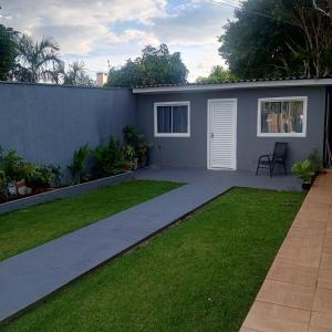a garden with a house and a lawn at Microcasa na região do lago in Cascavel