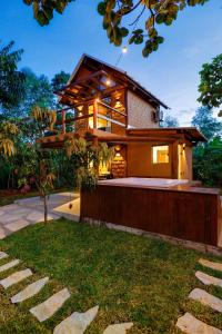 a home with a large house with a garden at Chalé com hidro em meio a natureza in Brasília