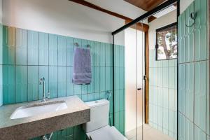 a bathroom with a toilet and a sink and a shower at Chalé com hidro em meio a natureza in Brasília +7 photos