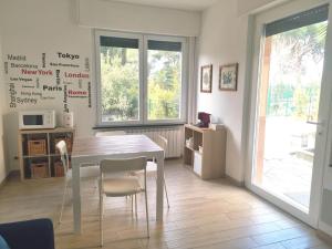 a dining room with a white table and chairs at Casa Lorica in Pieve Ligure