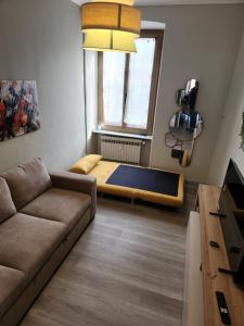 a living room with a couch and a bed at Casa di ringhiera 1 in Pinerolo