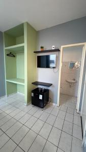 a room with green walls and a tiled floor at Hotel Brasilia in Aracaju