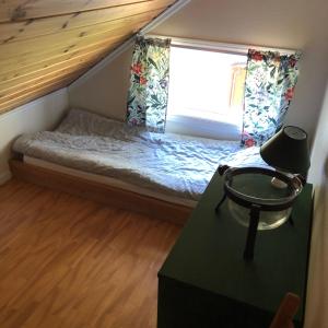 a small bed in a room with a window at Flott hytte - Enhus, Kråkerøy in Fredrikstad +10 photos