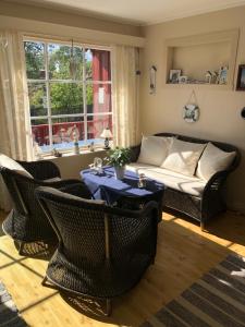 a living room with a couch and chairs and a table at Flott hytte - Enhus, Kråkerøy in Fredrikstad