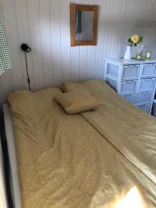 a bed in a corner of a room at Flott hytte - Enhus, Kråkerøy in Fredrikstad