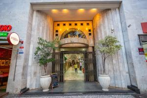 an entrance to a shopping mall with people walking through it at Edifício ASA- ASA001 in Curitiba