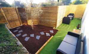 a small garden with a tree in the middle at A l'Orée des pins - Gite et spa de 30 m2- Options Home Cinéma, Romantique in Cuges-les-Pins