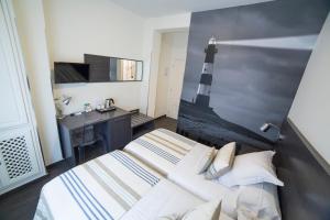 Un ou plusieurs lits dans un hébergement de l'établissement Hostal Cabo Mayor