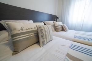 Un ou plusieurs lits dans un hébergement de l'établissement Hostal Cabo Mayor