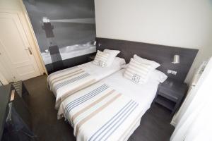 Un ou plusieurs lits dans un hébergement de l'établissement Hostal Cabo Mayor