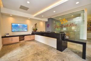 a lobby with a reception desk and a sign on the wall at Colina 5E 2 bdr Garden View in Los Suenos in Jacó +37 photos