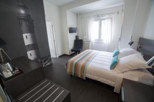 Un ou plusieurs lits dans un hébergement de l'établissement Hostal Cabo Mayor