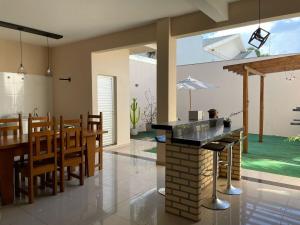 a kitchen and dining room with a table and chairs at Sobrado Premium - Zona Sul in Maringá