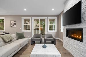 a living room with a couch and a fireplace at Casa Belli in Bellingham