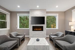 a living room with a fireplace and a tv at Casa Belli in Bellingham +41 photos