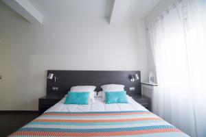 Un ou plusieurs lits dans un hébergement de l'établissement Hostal Cabo Mayor