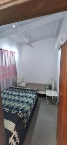 a bedroom with a bed in a room with a window at Tajesdelsol in Luque