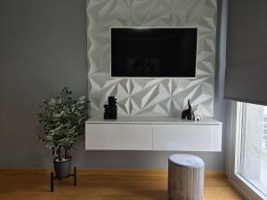 a living room with a tv on a wall at Mercurio Blanco-Zona Catedral in León