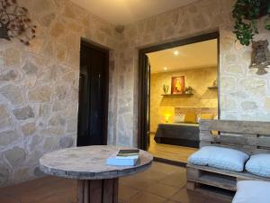 a room with a bed and a table in a room at Casa Rural Caraca in Driebes