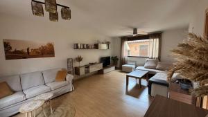 a living room with a couch and a tv at Casa Rural Caraca in Driebes