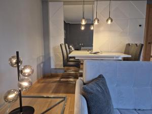 a living room with a blue couch and a table at Mercurio Blanco-Zona Catedral in León