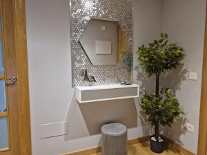 a bathroom with a sink and a mirror on the wall at Mercurio Blanco-Zona Catedral in León