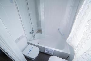 une salle de bain blanche avec toilettes et douche dans l'établissement Hostal Cabo Mayor, à Santander 32 autres photos