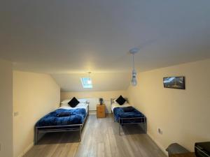 a bedroom with two beds in a room at Town Centre Studio with Ensuite in Aylesbury