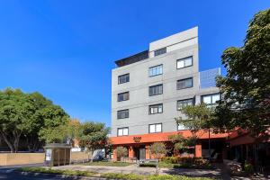 a tall gray building on a city street at Rau Departamentos in Guadalajara