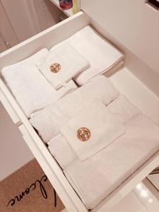 a white drawer with white towels on a table at The White coast studio in Nieuwpoort