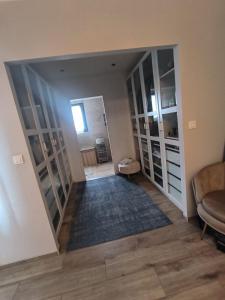 a hallway with glass doors and a rug at Jolie villa in Piolenc