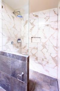 a bathroom with a shower with a tub at Rau Departamentos in Guadalajara +57 photos