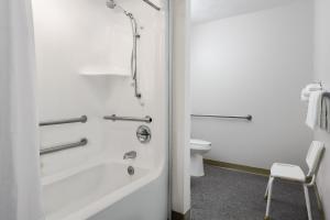 Koupelna v ubytování Microtel Inn & Suites by Wyndham London