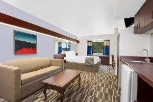 Posezení v ubytování Microtel Inn & Suites by Wyndham London