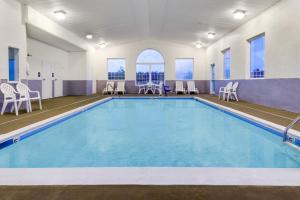 Bazén v ubytování Microtel Inn & Suites by Wyndham London nebo v jeho okolí