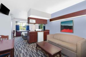 TV a/nebo společenská místnost v ubytování Microtel Inn & Suites by Wyndham London