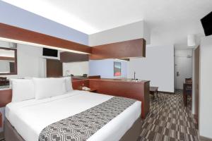 Postel nebo postele na pokoji v ubytování Microtel Inn & Suites by Wyndham London