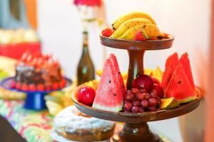 a tray of fruit on top of a table at Do Parque Pousada in Penha +40 photos
