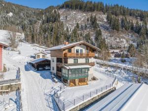 an aerial view of a house in the snow at Glückauf in Krimml