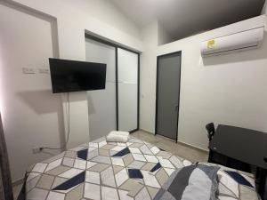a room with a bed and a flat screen tv at San Luis Apartamento 302 Cúcuta in Cúcuta